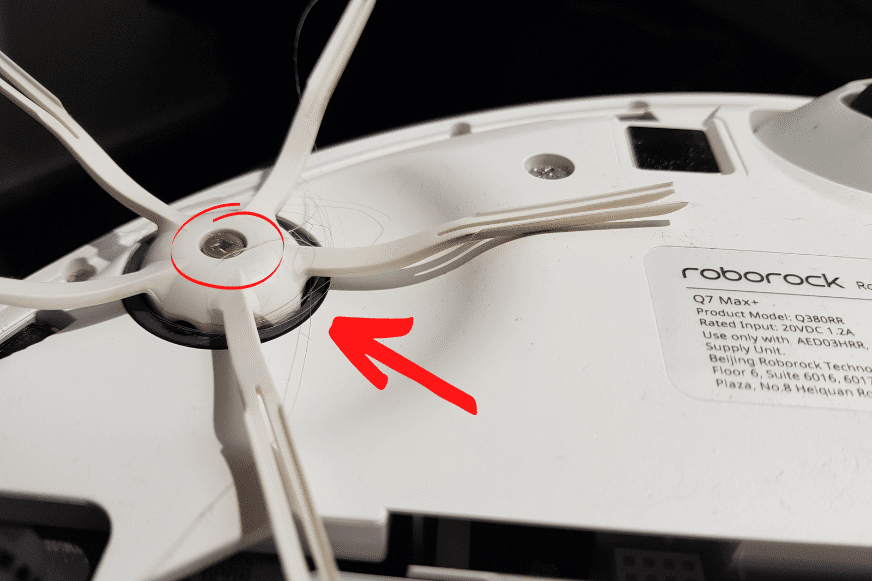 На снимке крупным планом видны волосы, намотанные на боковую щетку Roborock Q7 Max